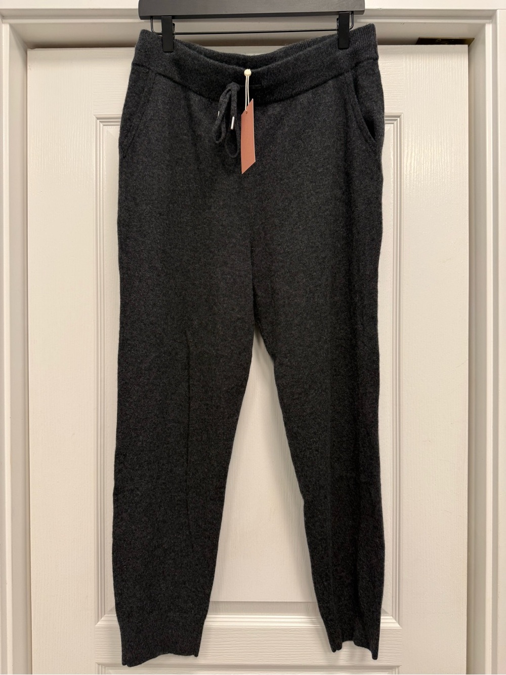 Quince Women's Cashmere Joggers in Charcoal